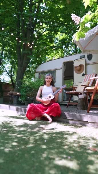 Beautiful Hippie Girl Singing Song Playing Guitar Trailer High Quality — стоковое видео