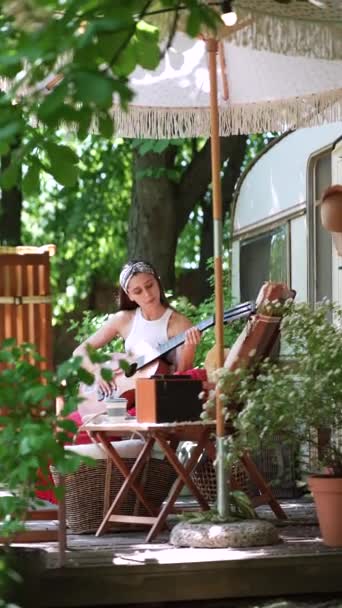 Beautiful Hippie Girl Singing Song Playing Guitar Trailer High Quality — วีดีโอสต็อก