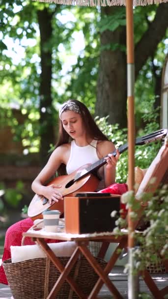 Close Portrait Beautiful Hippie Girl Singing Song Playing Guitar Trailer — Stock videók