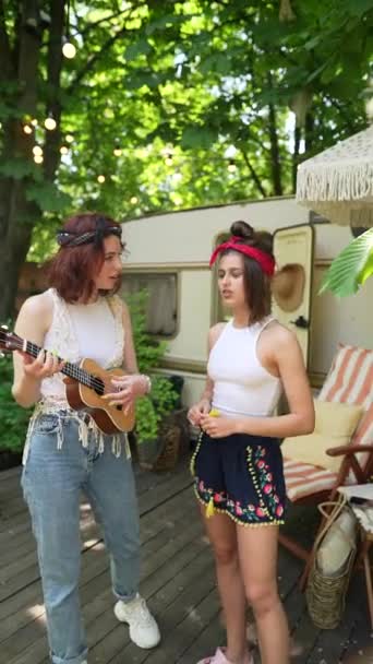 Two Hippie Girls Guitar Trailer High Quality Footage — 图库视频影像