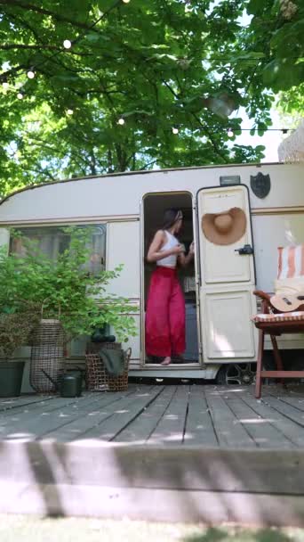 Beautiful Hippie Girl Standing Doorway Trailer Cup Her Hands High — Stok video
