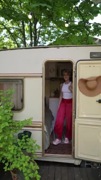 Beautiful Hippie Girl Steps Out Trailer Looks High Quality Footage — Stok video