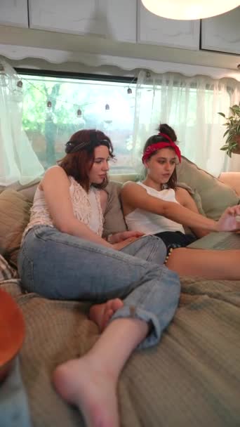Two Beautiful Hippie Girls Joyfully Chatting Bed Trailer While Looking — Stock videók