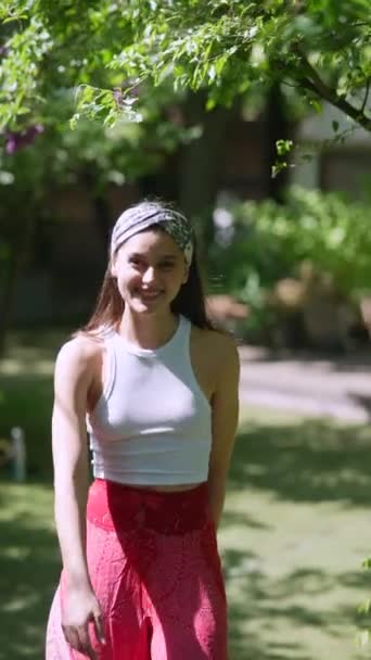 Beautiful Hippie Girl Cheerfully Runs Trailer Sunny Summer Day High — Vídeo de Stock