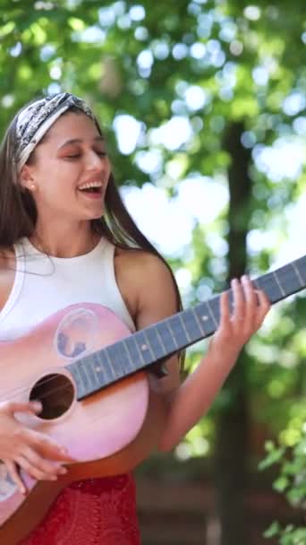 Close Shot Beautiful Hippie Girl Singing Song Playing Guitar Trailer — 图库视频影像