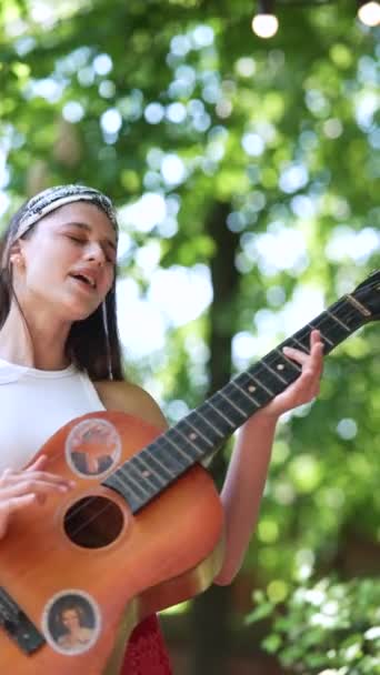 Close Portrait Beautiful Hippie Girl Singing Song Playing Guitar Trailer — Vídeo de Stock