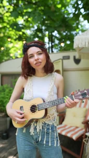 Beautiful Hippie Girl Playing Guitar Singing Trailer High Quality Footage — Αρχείο Βίντεο