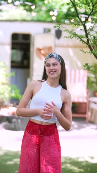 Beautiful Hippie Girl Talking Front Trailer High Quality Footage — Vídeo de Stock