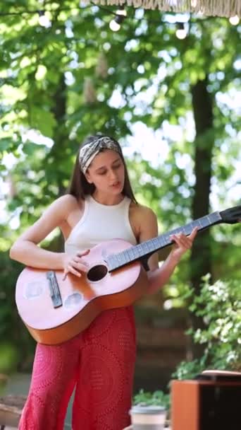 Close Portrait Beautiful Hippie Girl Singing Song Playing Guitar Trailer — 图库视频影像