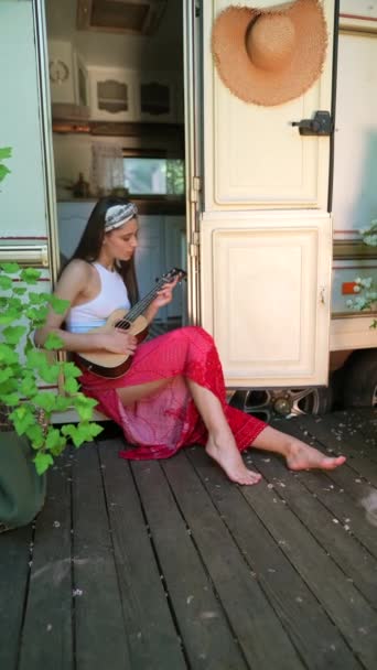 Beautiful Hippie Girl Singing Song Playing Guitar Trailer High Quality — Vídeos de Stock