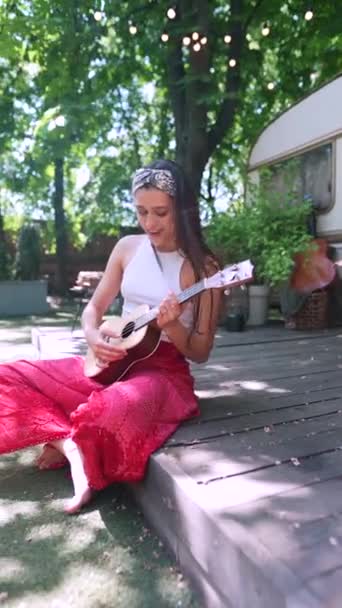 Beautiful Hippie Girl Singing Song Playing Guitar Trailer High Quality — Vídeo de Stock