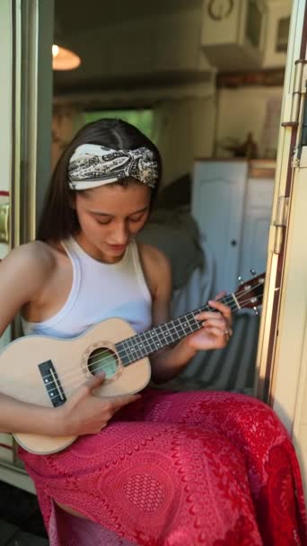 Beautiful Hippie Girl Sitting Entrance Trailer Playing Guitar High Quality — Stock videók