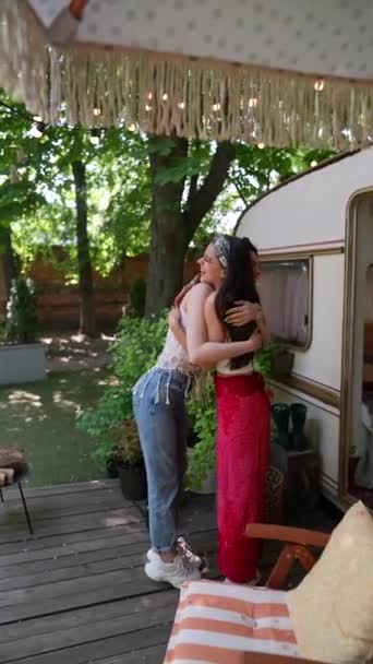 Hippie Girl Meets Her Friend Trailer Embraces Her Invites Her — стокове відео