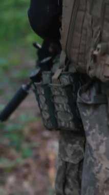 Silahlı birlikler ormandaki yoğun yaprakların arasından ilerliyorlar. Yüksek kalite 4k görüntü