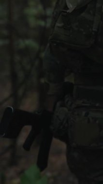 Orman koşullarının ortasında askeri tatbikatlar. Yüksek kalite 4k görüntü