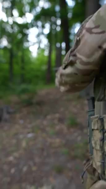 Członek Sił Zbrojnych Ukraińską Flagą Mundurze Porusza Się Lesie Wysokiej — Wideo stockowe
