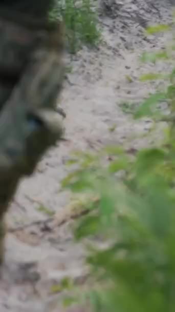 Rallentatore Soldato Sta Correndo Attraverso Foresta Filmati Alta Qualità — Video Stock