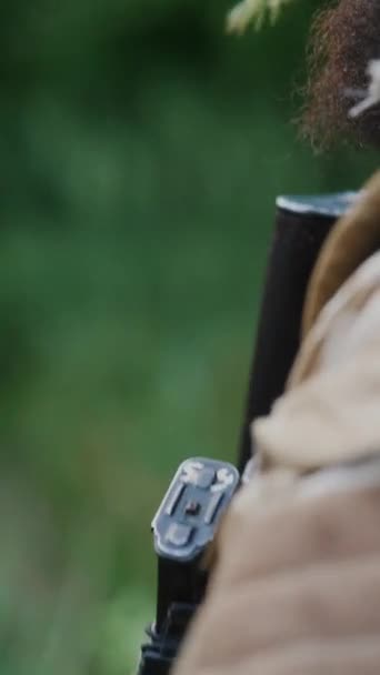 Egy Erdős Területen Egy Szakállas Katonának Fegyvere Van Készen Áll — Stock videók