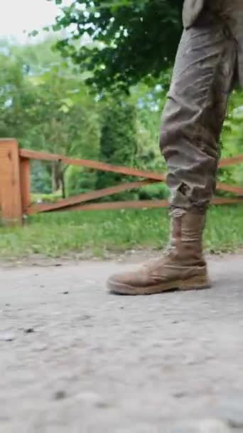 カメラは兵士の足にズームする 高品質の4K映像 — ストック動画