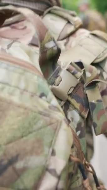 一个拿着武器和背包的士兵正在路上走着 高质量的4K镜头 — 图库视频影像