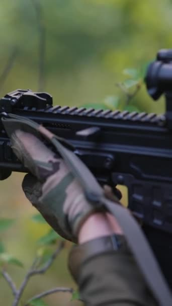 Žena Voják Zbraň Zatímco Lesním Prostředí Vysoce Kvalitní Záběry — Stock video