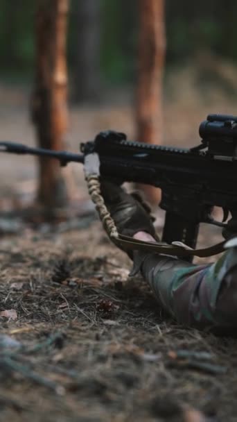 Pessoal Militar Está Deitado Chão Apontando Através Escopo Para Atirar — Vídeo de Stock