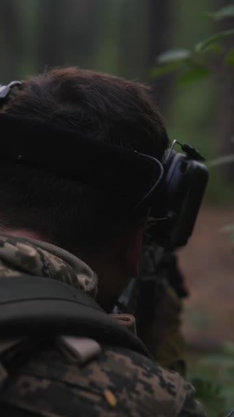 Vojenský Agent Vybavený Batohem Speciálním Vybavením Střelnou Zbraní Snaží Střílet — Stock video
