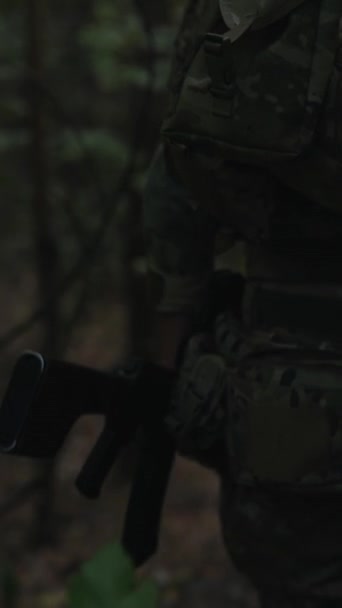 Militärübungen Inmitten Herausfordernder Waldbedingungen Hochwertiges Filmmaterial — Stockvideo