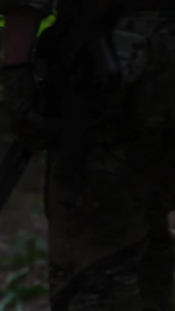 挑戦的な森林条件の中で軍事訓練 高品質の4K映像 — ストック動画