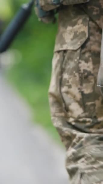 Крупним Планом Дорозі Наступає Член Збройних Сил Вогнепальною Зброєю Рюкзаком — стокове відео