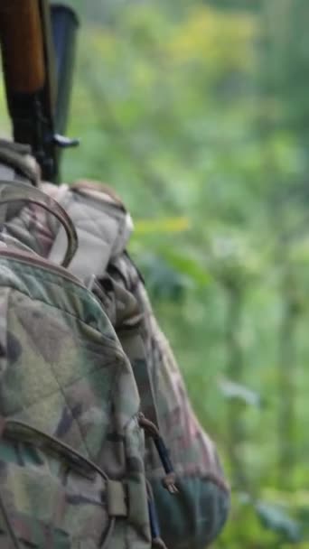 武器を携帯する兵士は 森の中の成長を通り抜けている 高品質の4K映像 — ストック動画