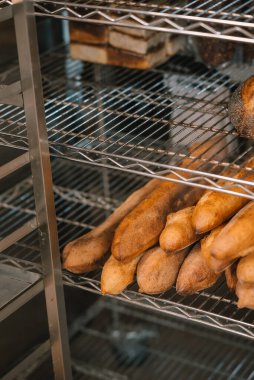 Yeni pişmiş ekmekli baget ekmeğin yukarıdan görünüşü. Yüksek kalite fotoğraf