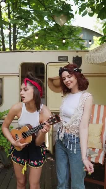 Duas Meninas Hippies Tocando Guitarra Harmonizando Música Imagens Alta Qualidade — Vídeo de Stock