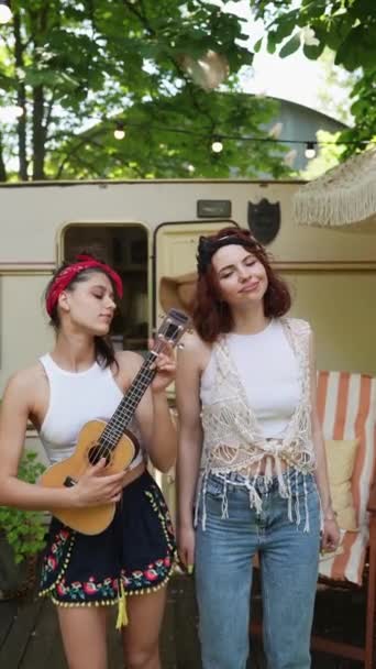 Duas Meninas Espírito Livre Estilo Hippie Tocando Guitarras Cantando Harmonia — Vídeo de Stock