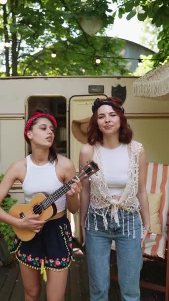 Paio Ragazze Hippie Mostra Loro Talenti Musicali Alla Chitarra Mentre — Video Stock