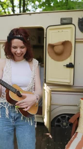 Encantadora Hippie Está Tocando Guitarra Imágenes Alta Calidad — Vídeo de stock