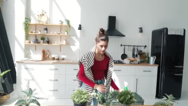 Jovem Fêmea Está Enchendo Vasos Com Água Alimentando Imagens Alta — Vídeo de Stock