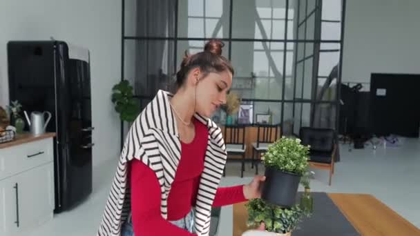 Молодая Девушка Поливает Растения Вазах Ухаживает Ними Высококачественные Кадры — стоковое видео