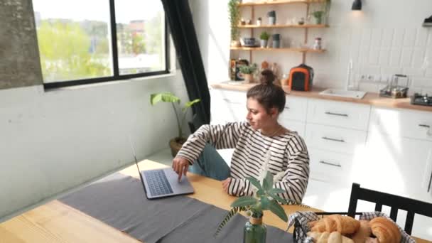 Mladá Dívka Pracuje Doma Laptopem Vysoce Kvalitní Záběry — Stock video