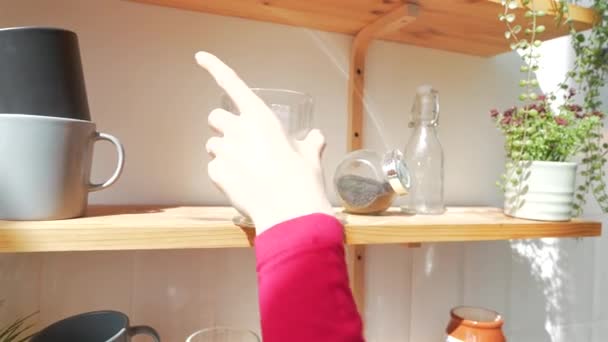 Het Meisje Neemt Een Glas Van Plank Keuken Hoge Kwaliteit — Stockvideo