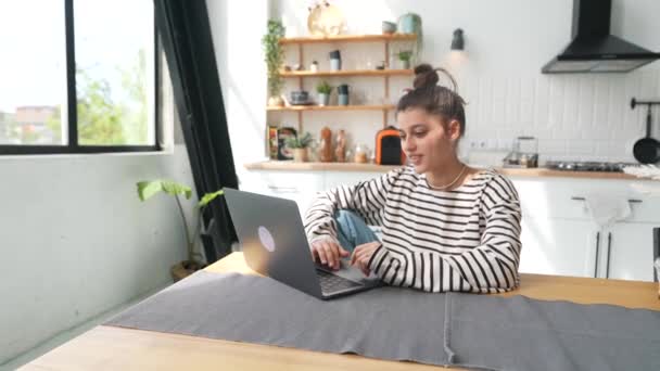 Μια Νέα Όμορφη Κοπέλα Δουλεύει Λάπτοπ Της Στο Διαμέρισμά Της — Αρχείο Βίντεο