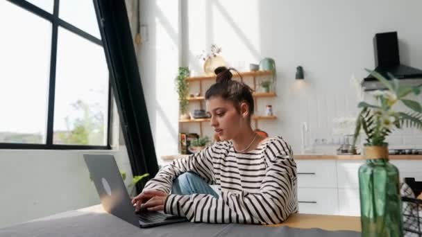 Menina Está Trabalhando Com Seu Laptop Seu Apartamento Sorrindo Ela — Vídeo de Stock