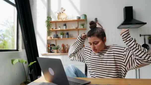 Pigen Arbejder Med Sin Bærbare Computer Sin Lejlighed Pludselig Afslutter – Stock-video