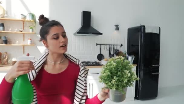 Kamera Obraca Się Wokół Dziewczyny Gdy Podlewa Rośliny Wysokiej Jakości — Wideo stockowe