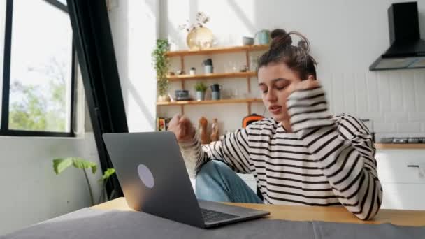 Kız Dizüstü Bilgisayarla Çalışmayı Bırakır Öfkeyle Kapatır Yüksek Kalite Görüntü — Stok video