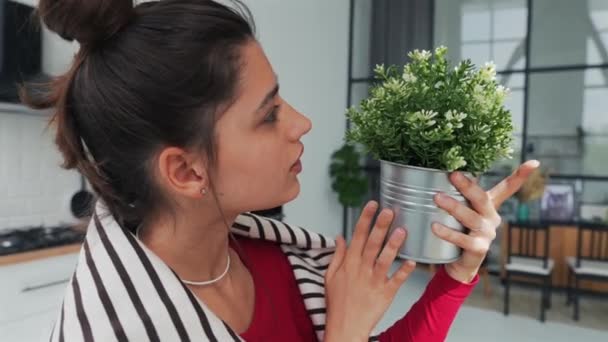Een Jong Meisje Bewondert Een Vaas Haar Appartement Hoge Kwaliteit — Stockvideo