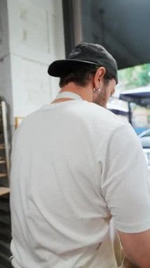 Fırıncı hamburgerler için ahşap bir masada kalıp yapıyor. Yüksek kaliteli FullHD görüntüler