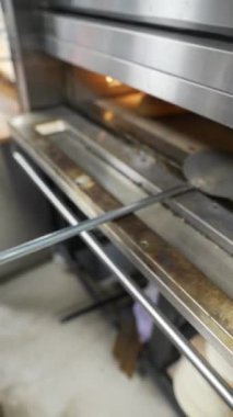 Fırında ekmek var mı diye kontrol eden fırıncı devam ediyor. Yüksek kaliteli FullHD görüntüler