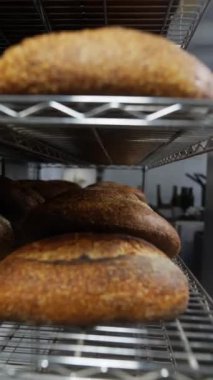 Fırınların raflarında taze pişmiş zanaat ekmeği var. Yüksek kaliteli FullHD görüntüler