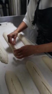 Esnaf fırınında ekmek hamuru hazırlama işlemi. Yüksek kalite 4k görüntü